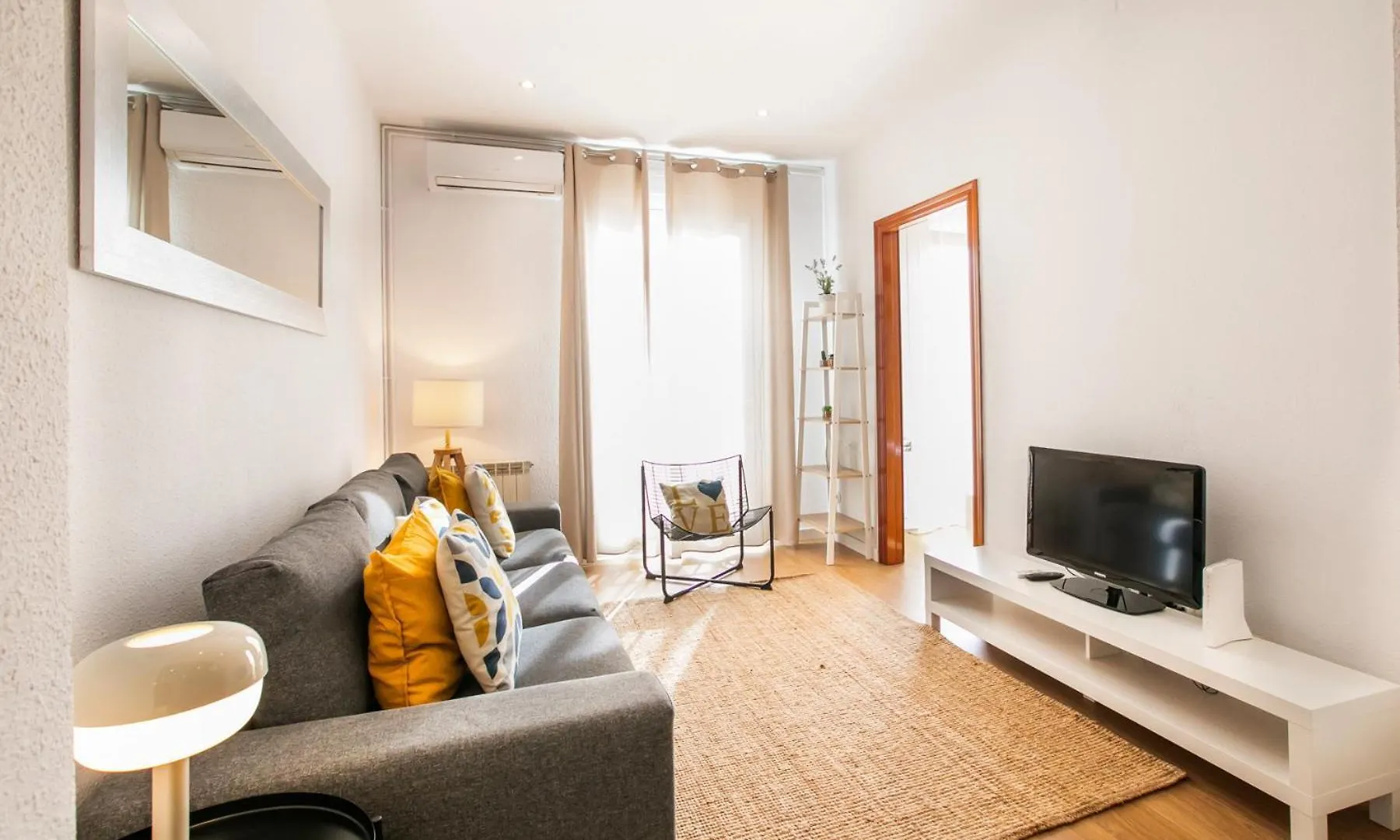 42Ara1026 - Spacious Apartment In Eixample Barcelona