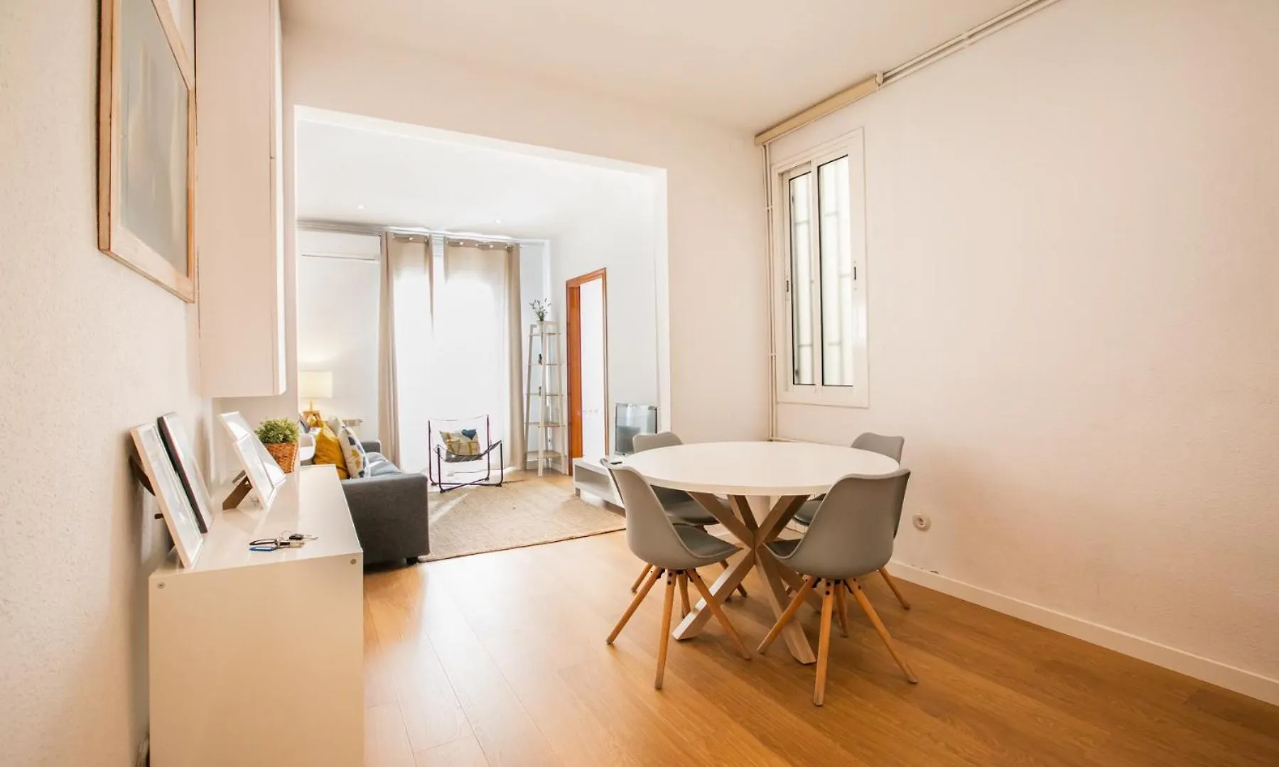42Ara1026 - Spacious Apartment In Eixample Barcelona