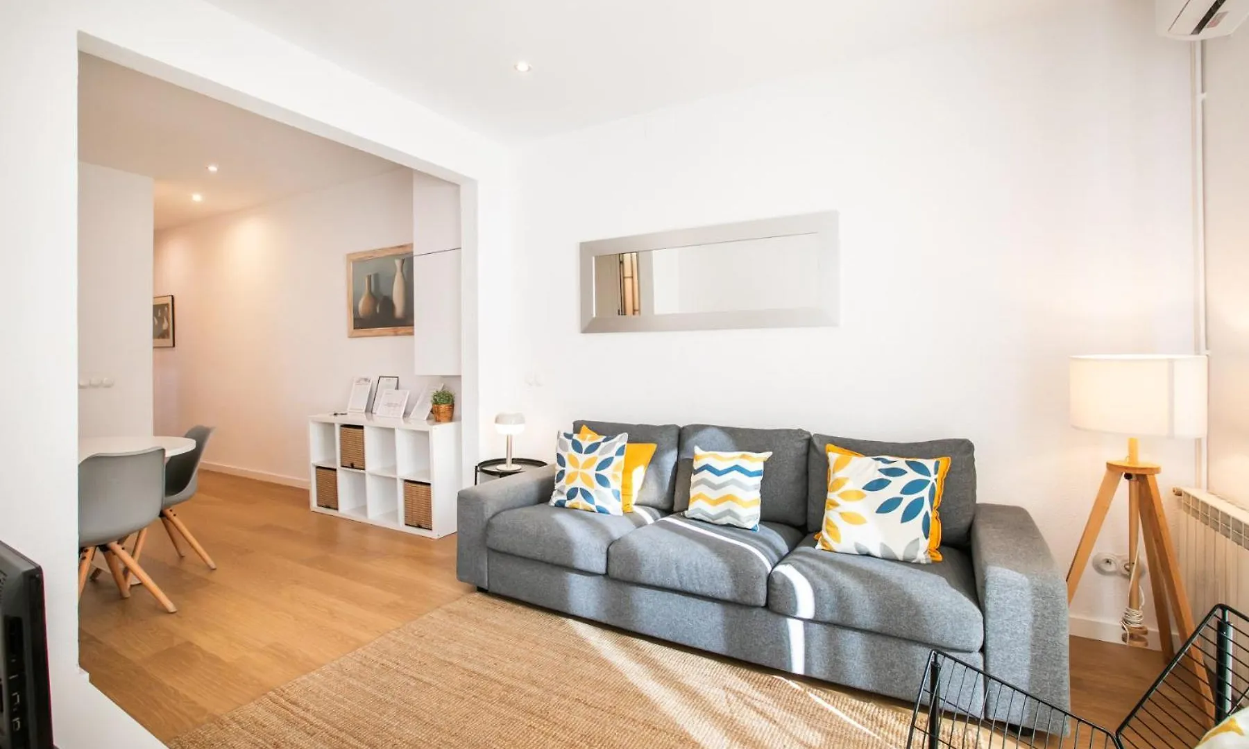 42Ara1026 - Spacious Apartment In Eixample Barcelona